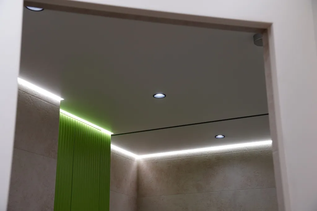 Особенности монтажа натяжного потолка в ванной