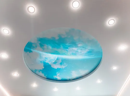 Почему трещит натяжной потолок: все причины и что делать